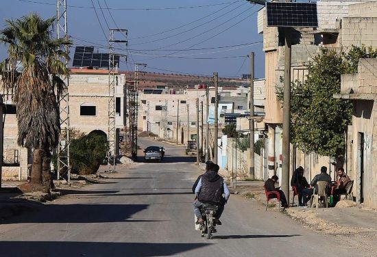 這是12月1日拍攝的敘利亞哈馬省北部一處城鎮(zhèn)街道。新華社發(fā)