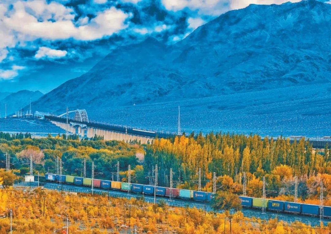 2013年，隨著共建“一帶一路”倡議提出，中歐班列應(yīng)運(yùn)而生。今年11月20日，第十萬列中歐班列正式出境。截至目前，中歐班列累計運(yùn)送貨物超1100萬標(biāo)箱、貨值超4200億美元，貨物品類達(dá)53大類5萬余種。圖為中歐班列行駛在新疆烏魯木齊達(dá)坂城濕地。擺風(fēng)亮 攝（新華社發(fā)）