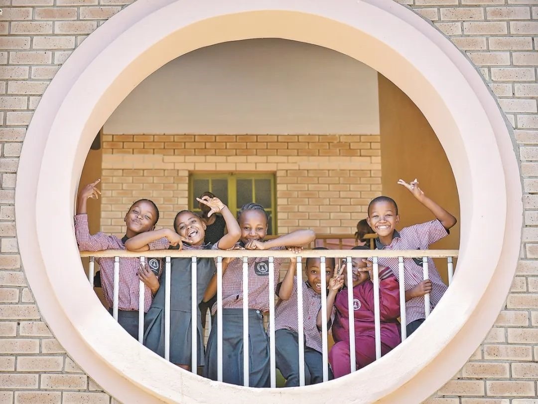 位于博茨瓦納南部的莫帕尼小學(xué)是中國援建的現(xiàn)代化學(xué)校，當(dāng)?shù)貎和慕逃龡l件因此得到改善。圖為莫帕尼小學(xué)課間休息的學(xué)生們。新華社記者 韓旭 攝