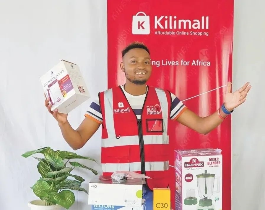 隨著“絲路電商”國際合作深入推進(jìn)，共建“一帶一路”國家雙多邊數(shù)字貿(mào)易規(guī)則對接不斷強(qiáng)化。借助“絲路電商”合作機(jī)制，肯尼亞主播迪克森·恩甘加在當(dāng)?shù)刂辈ж?。劉婉?攝（新華社發(fā)）