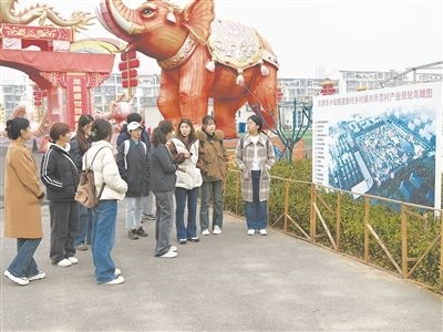 圖為南開(kāi)大學(xué)“文旅融合創(chuàng)新與實(shí)踐”微專(zhuān)業(yè)學(xué)生正在調(diào)研。受訪(fǎng)者供圖