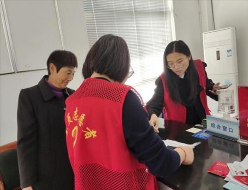 代辦人員為村民辦理醫(yī)保報(bào)銷。 圖片來源：江蘇南通啟東市數(shù)據(jù)局