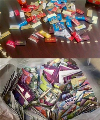 孩子們收集的煙卡、卡牌。受訪者供圖