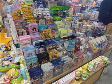 北京某文具店卡牌盲盒柜臺，未設(shè)相關(guān)提醒。人民網(wǎng)記者 黃鈺攝