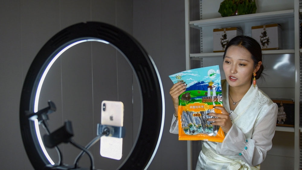 9月24日，果洛藏貢麻村村民多杰吉在進(jìn)行網(wǎng)絡(luò)帶貨直播。（潘彬彬 攝）