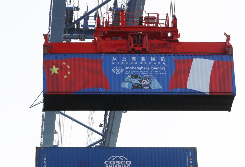 2024年11月14日，在秘魯首都利馬以北的錢凱港，岸邊智能化設(shè)備吊裝集裝箱。