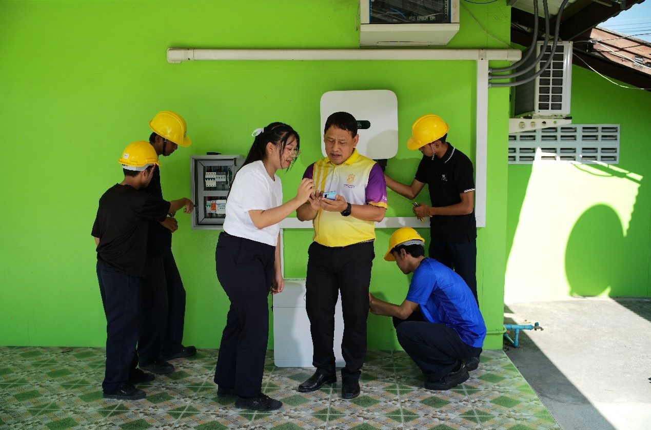 工作人員為當(dāng)?shù)靥﹪蠋熤v解說明。主辦方供圖