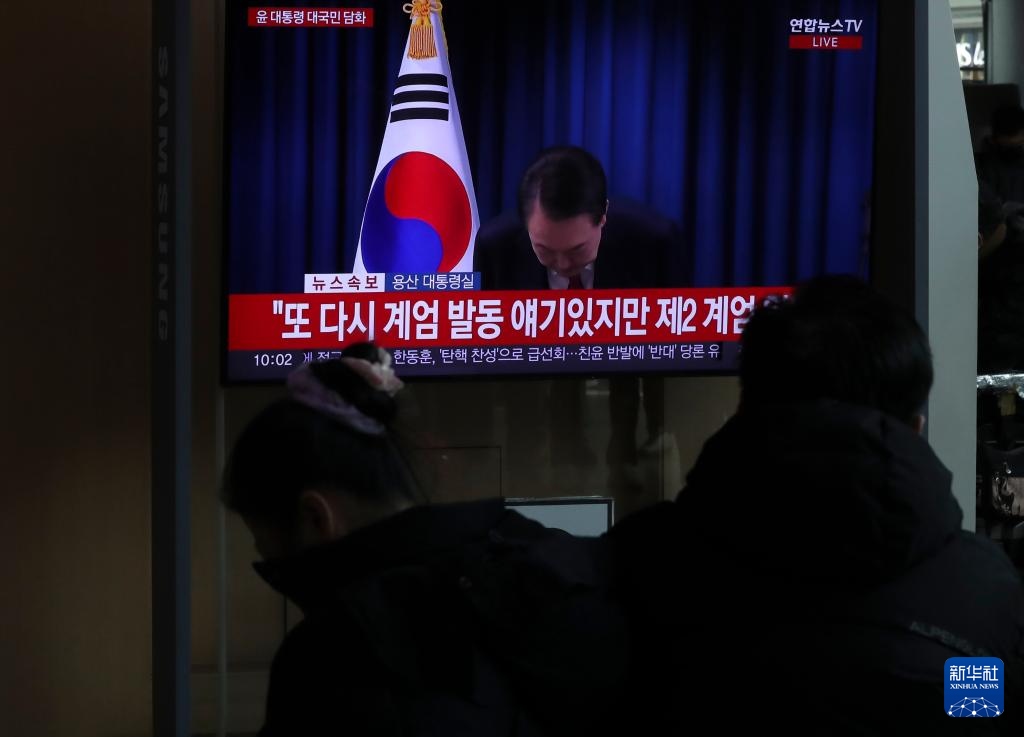 12月7日，在韓國首爾火車站，民眾觀看總統(tǒng)尹錫悅發(fā)表講話的電視畫面。新華社記者 姚琪琳 攝