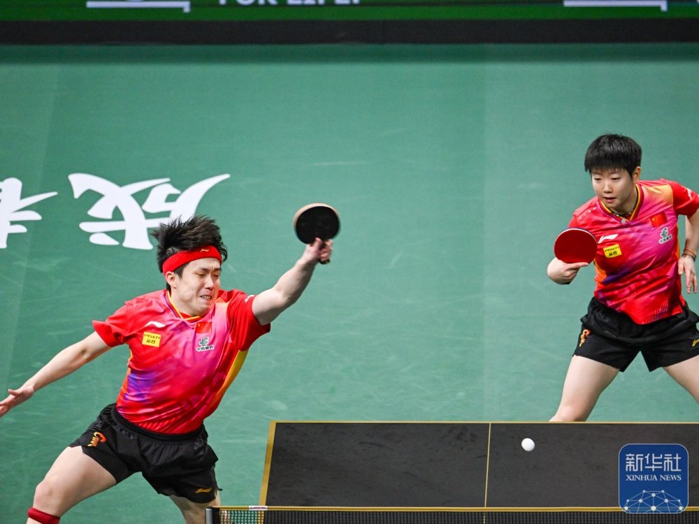 ↑中國(guó)隊(duì)組合王楚欽（左）/孫穎莎在混雙比賽中。新華社記者 王曦 攝