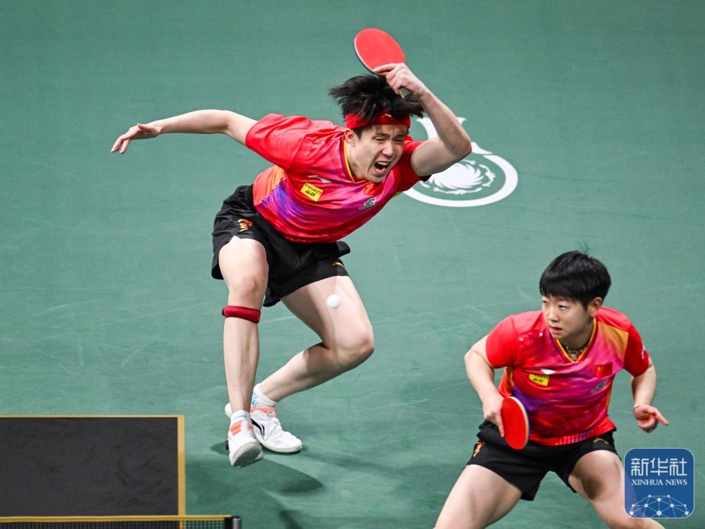 ↑中國(guó)隊(duì)組合王楚欽（左）/孫穎莎在混雙比賽中。新華社記者 王曦 攝