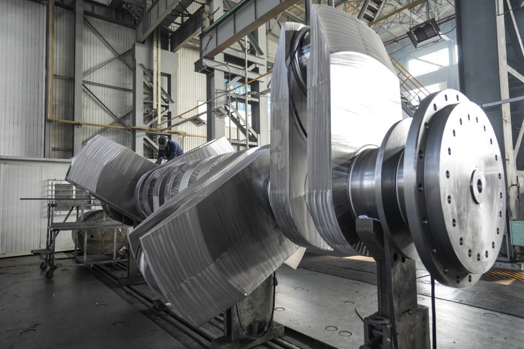 2024年1月11日，工人在大連華銳船用曲軸有限公司加工車間加工產(chǎn)品。新華社記者 潘昱龍 攝