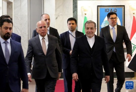 12月6日，伊拉克副總理兼外長侯賽因（中左）在巴格達會見伊朗外長阿拉格齊（中右）。新華社發(fā)（哈利勒·達伍德攝）