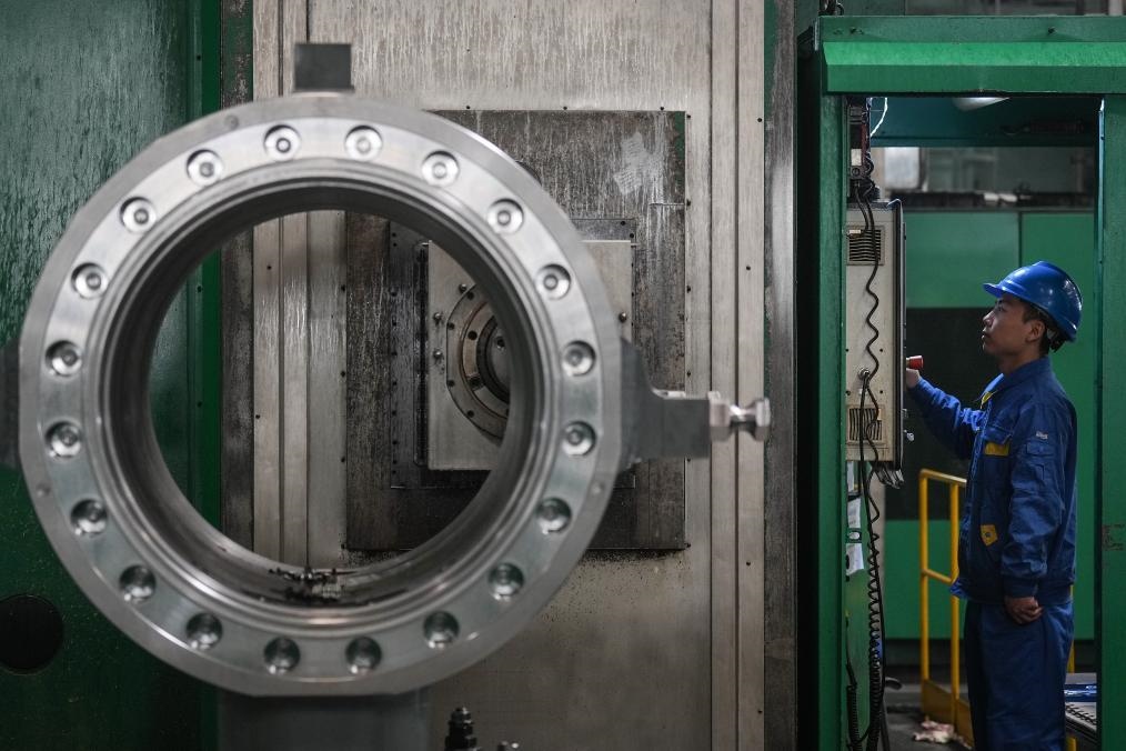 2023年2月14日，沈陽(yáng)鼓風(fēng)機(jī)集團(tuán)股份有限公司的工人在車間工作。新華社記者 潘昱龍 攝
