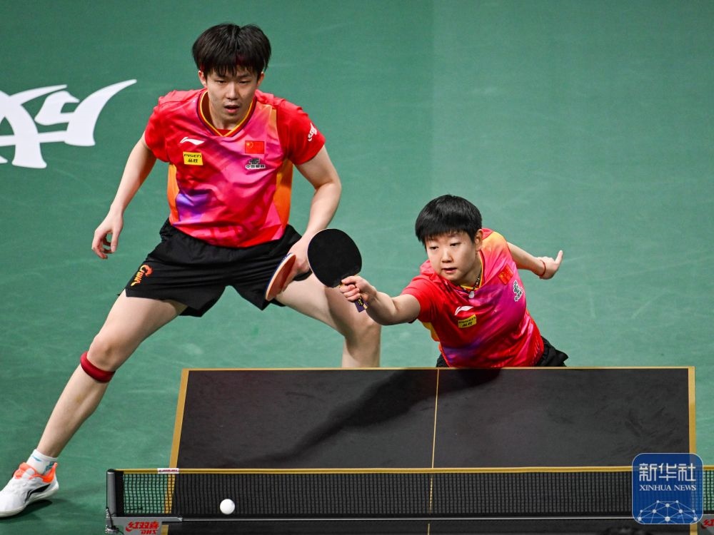 ↑中國(guó)隊(duì)組合王楚欽/孫穎莎（右）在混雙比賽中。新華社記者 王曦 攝