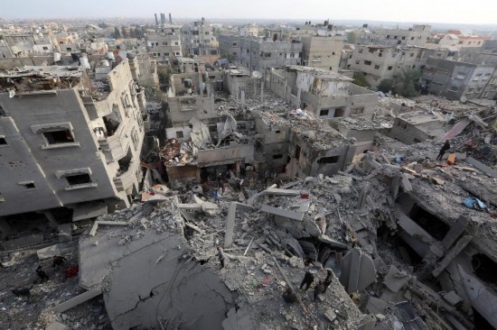 這是12月7日在加沙地帶中部努賽賴特難民營拍攝的遭以軍轟炸后的建筑廢墟。新華社發(fā)（里澤克·阿卜杜勒賈瓦德攝）