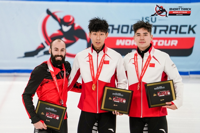 男子500米頒獎(jiǎng)儀式，中國(guó)選手孫龍(中)奪得冠軍，加拿大選手杜博伊斯(左)獲得亞軍，中國(guó)選手劉少昂獲得季軍。賽事組委會(huì)供圖