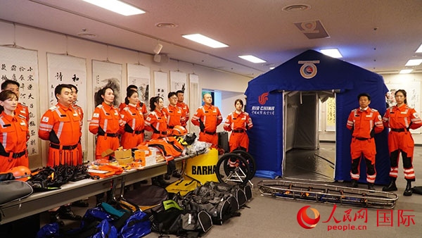國航日韓支社捐贈的專業(yè)救援裝備。人民網 蔣曉辰攝