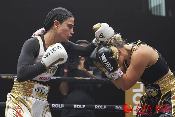 來自伊朗和羅馬尼亞的女選手進(jìn)行了墊場賽。人民網(wǎng) 塔里克·易卜拉欣攝