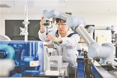廣東省深圳市科研人員在實(shí)驗(yàn)室調(diào)試智能機(jī)器人。視覺(jué)中國(guó)供圖