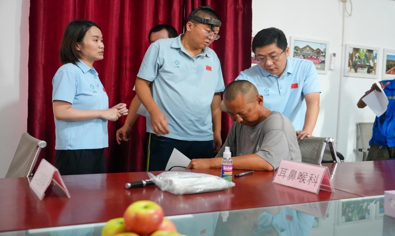 醫(yī)療隊專家診療現(xiàn)場。中國土木供圖