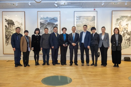 中國駐瑞典大使崔愛民與畫展主辦方人員合影。中國駐瑞典大使館供圖