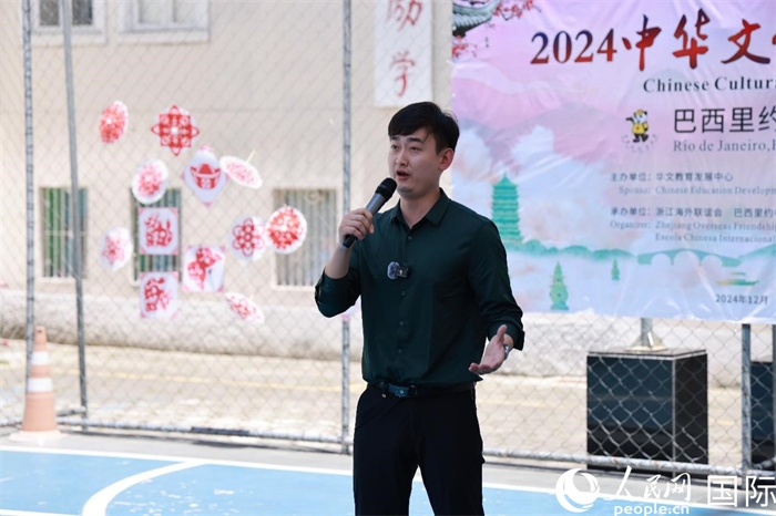 歌曲《故鄉(xiāng)的云》喚起了在外游子對(duì)故鄉(xiāng)的懷念。人民網(wǎng)記者 陳海琪攝