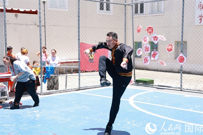 塔吉克舞蹈《夢(mèng)想》通過靈動(dòng)的舞姿展現(xiàn)了塔吉克族對(duì)美好生活的向往，仿佛帶領(lǐng)觀眾走進(jìn)了帕米爾高原。人民網(wǎng)記者 陳海琪攝