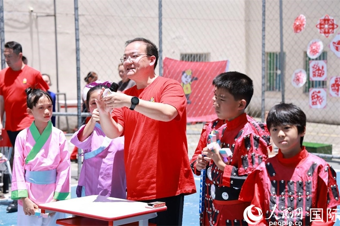 趣味數(shù)學(xué)節(jié)目以富有創(chuàng)意的數(shù)字游戲和魔尺變幻為亮點(diǎn)，激發(fā)了孩子們的數(shù)學(xué)思維與想象力。人民網(wǎng)記者 陳海琪攝