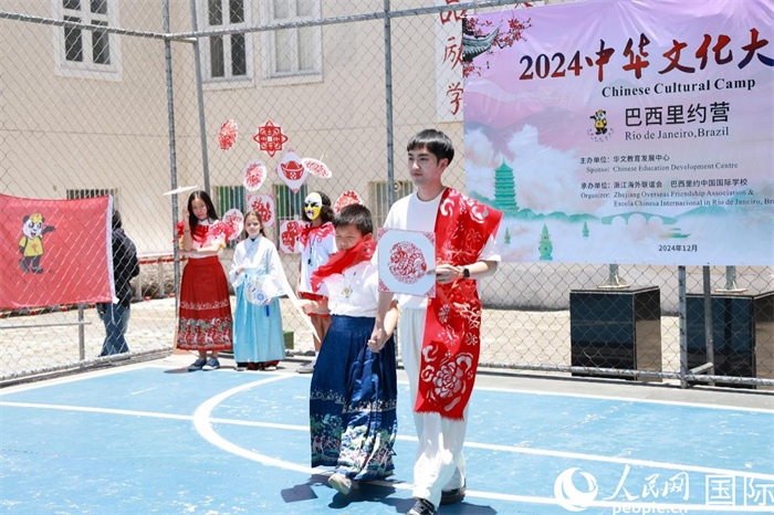 《SHOW美中華》通過國風(fēng)服飾走秀，將傳統(tǒng)文化與現(xiàn)代創(chuàng)意完美結(jié)合。人民網(wǎng)記者 陳海琪攝