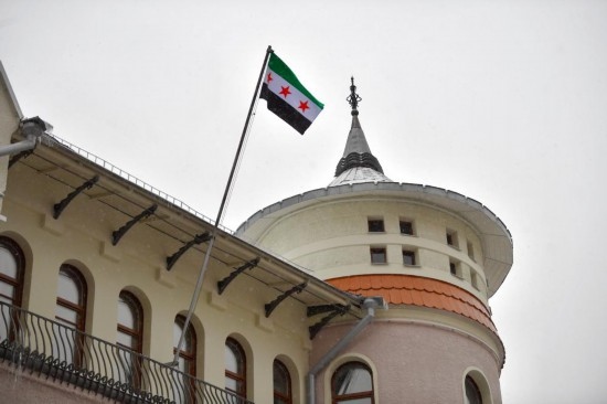 12月9日，在俄羅斯首都莫斯科，敘利亞駐俄羅斯使館升起代表敘利亞反對(duì)派的旗幟。新華社發(fā)（亞歷山大攝）