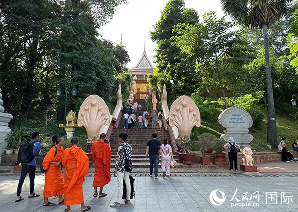 游客在金邊塔山寺游玩。人民網記者 簡承淵攝