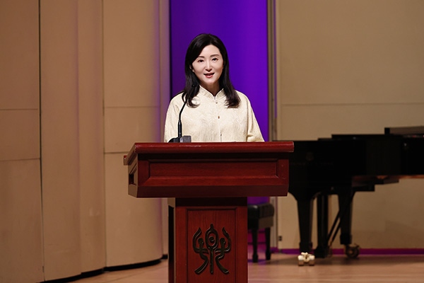 中央音樂學(xué)院黨委書記、中國(guó)民族管弦樂學(xué)會(huì)胡琴專業(yè)委員會(huì)會(huì)長(zhǎng)于紅梅致辭。中國(guó)民族管弦樂學(xué)會(huì)胡琴專業(yè)委員會(huì)供圖
