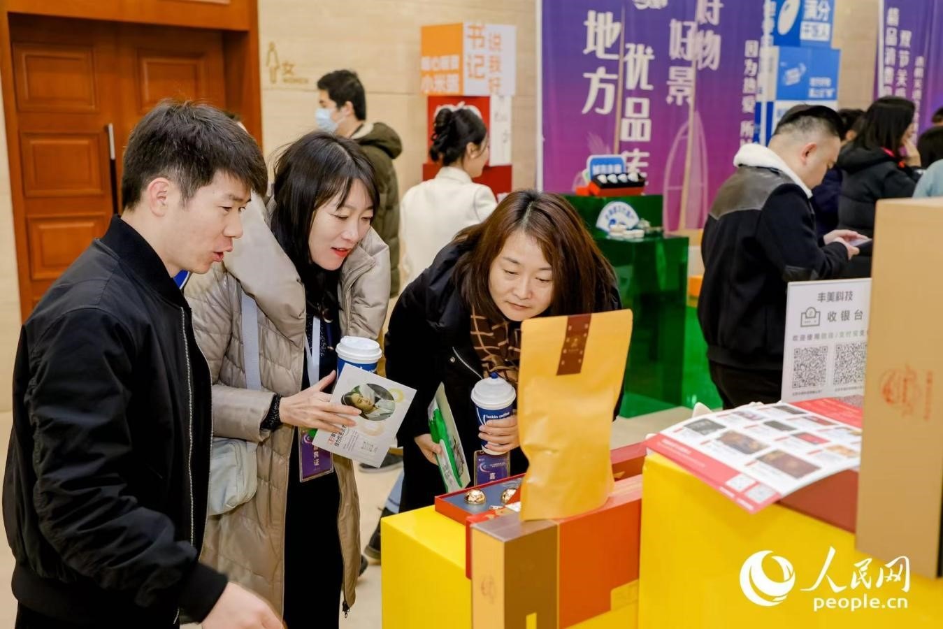 “精品消費(fèi)月·雙節(jié)關(guān)愛(ài)季”專(zhuān)項(xiàng)工作首站活動(dòng)現(xiàn)場(chǎng)。