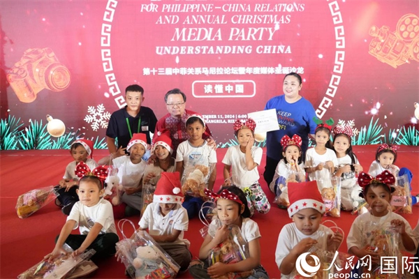 中國駐菲律賓大使黃溪連向馬尼拉帕科區(qū)孤兒贈送圣誕和新年禮物。人民網(wǎng)記者 樊帆攝