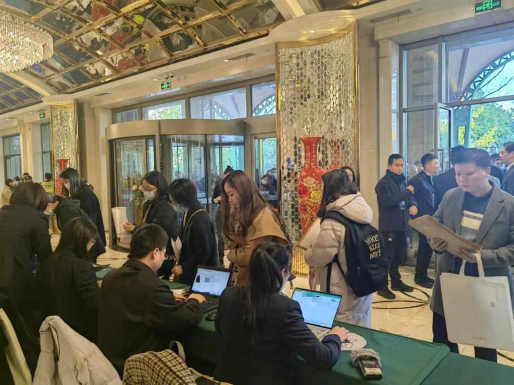 12月12日，第十批國(guó)家組織藥品集中帶量采購(gòu)現(xiàn)場(chǎng)。新華社記者龔雯 攝