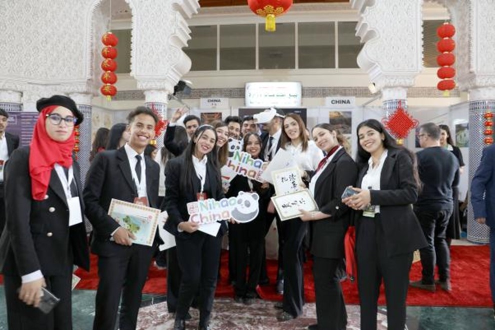 當(dāng)?shù)孛癖娛殖帧澳愫?！中國”手牌合影。拉巴特中國文化中心供圖