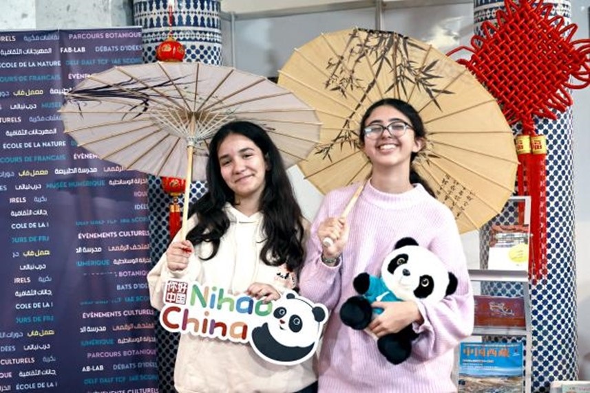 兩名女孩在合影。拉巴特中國文化中心供圖