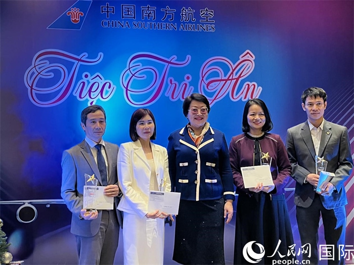 中越航司界代表在交流會(huì)上合影。人民網(wǎng)記者 楊曄攝