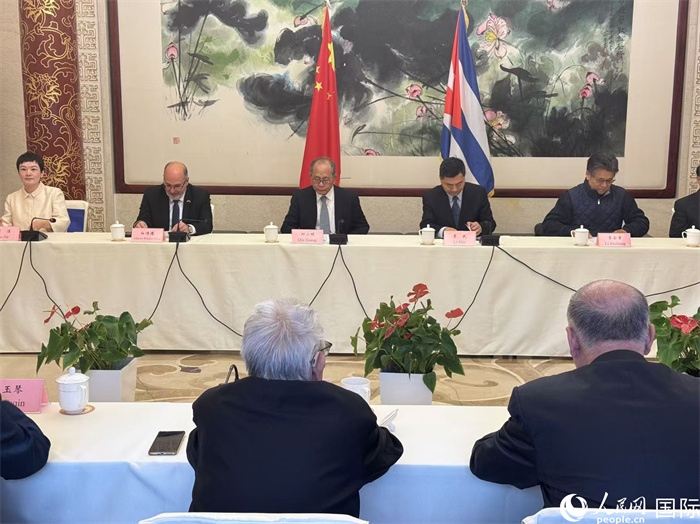 “紀(jì)念首批中國學(xué)生赴古巴留學(xué)暨中古開啟教育合作60周年座談會”在京舉辦。人民網(wǎng)記者 趙健攝