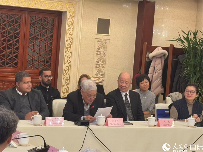 老一輩赴古留學(xué)生代表徐世澄在座談會上發(fā)言。人民網(wǎng)記者 趙健攝