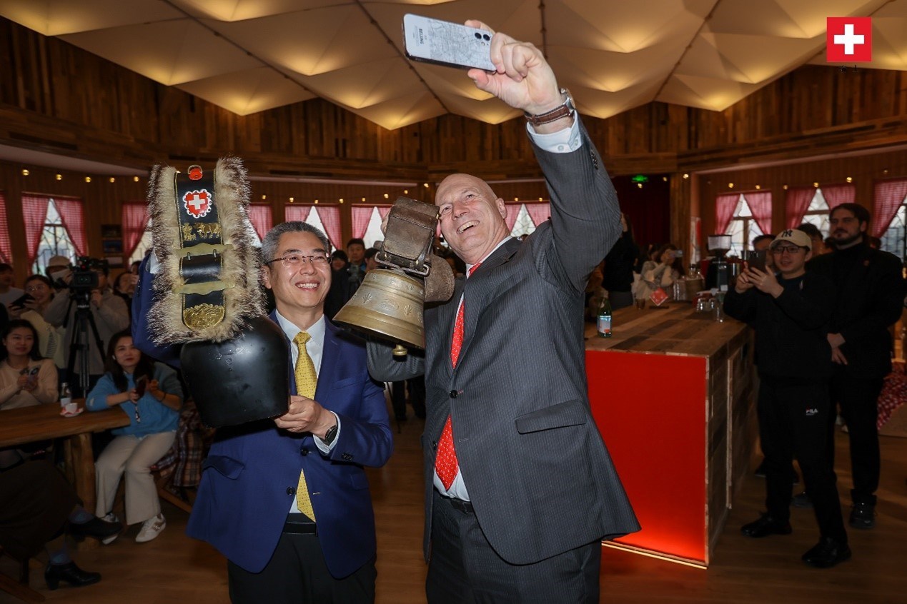 瑞士駐華大使白瑞誼與北京市西城區(qū)委副書記、代區(qū)長郅海杰搖響瑞士牛鈴，共同為小木屋揭幕。瑞士駐華大使館供圖