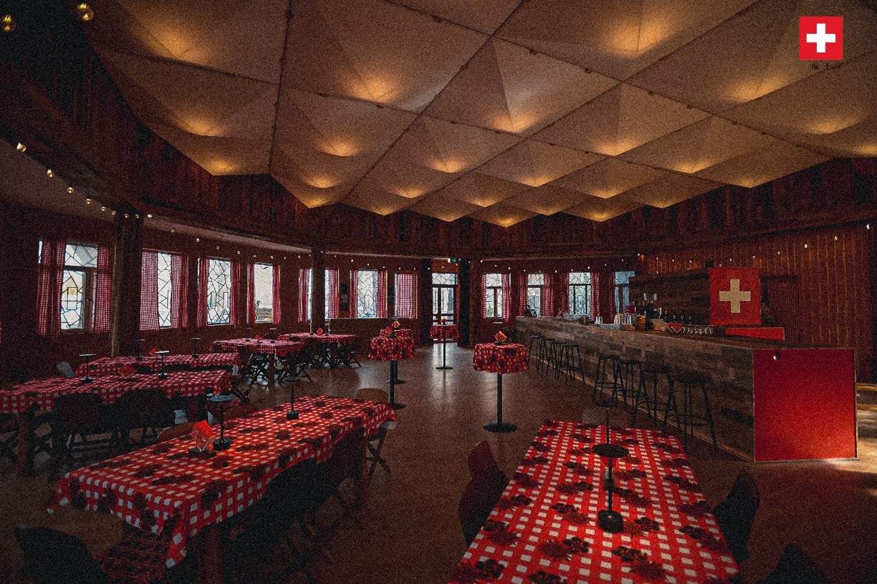 瑞士小木屋內(nèi)飾采用瑞士紅、森林棕與雪山白三種主色調(diào)，營造出自然與現(xiàn)代交融的氛圍。瑞士使館供圖