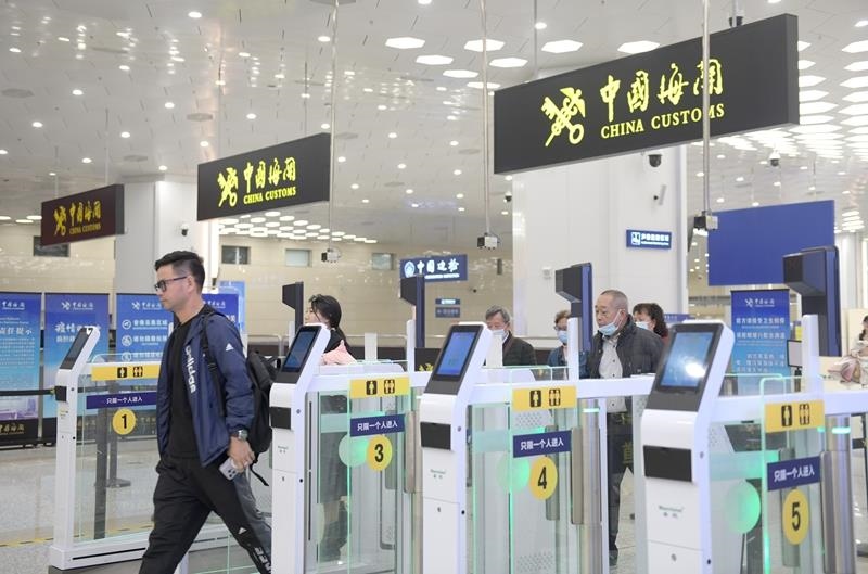 △2024年2月29日，旅客從橫琴口岸過(guò)關(guān)。
