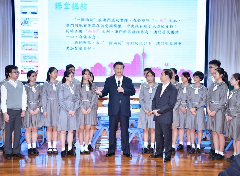 △2019年12月19日，在濠江中學(xué)附屬英才學(xué)校觀摩以“‘一國(guó)兩制’與澳門(mén)”為題的中國(guó)歷史公開(kāi)課后，習(xí)近平主席走到學(xué)生中間即席發(fā)表重要講話。