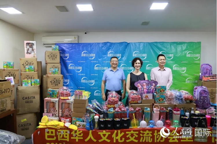 中國(guó)駐里約熱內(nèi)盧總領(lǐng)館副總領(lǐng)事王尉育（右）、里約慈善協(xié)會(huì)主席保拉·菲格雷多（中）、巴西華人文化交流協(xié)會(huì)主席上官建峰（左）出席捐贈(zèng)活動(dòng)并致辭。人民網(wǎng)記者 陳海琪攝