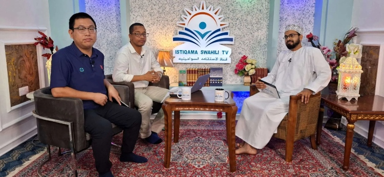 牛曉兵主任參與當(dāng)?shù)仉娨暸_(tái)訪談。中國援桑醫(yī)療隊(duì)供圖