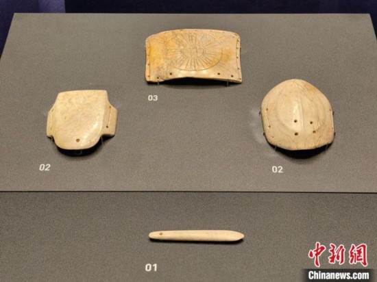 12月14日，“文明先鋒—凌家灘文化玉器展”在故宮博物院文華殿開幕。圖為展覽現(xiàn)場的玉龜、玉版和玉簽。 中新社記者 應(yīng)妮 攝