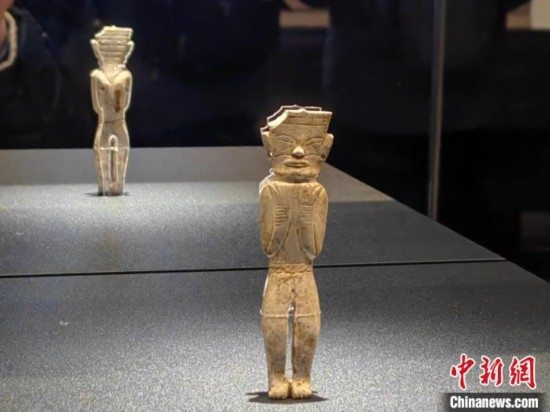 12月14日，“文明先鋒—凌家灘文化玉器展”在故宮博物院文華殿開幕。圖為展覽現(xiàn)場的立姿玉人。 中新社記者 應(yīng)妮 攝
