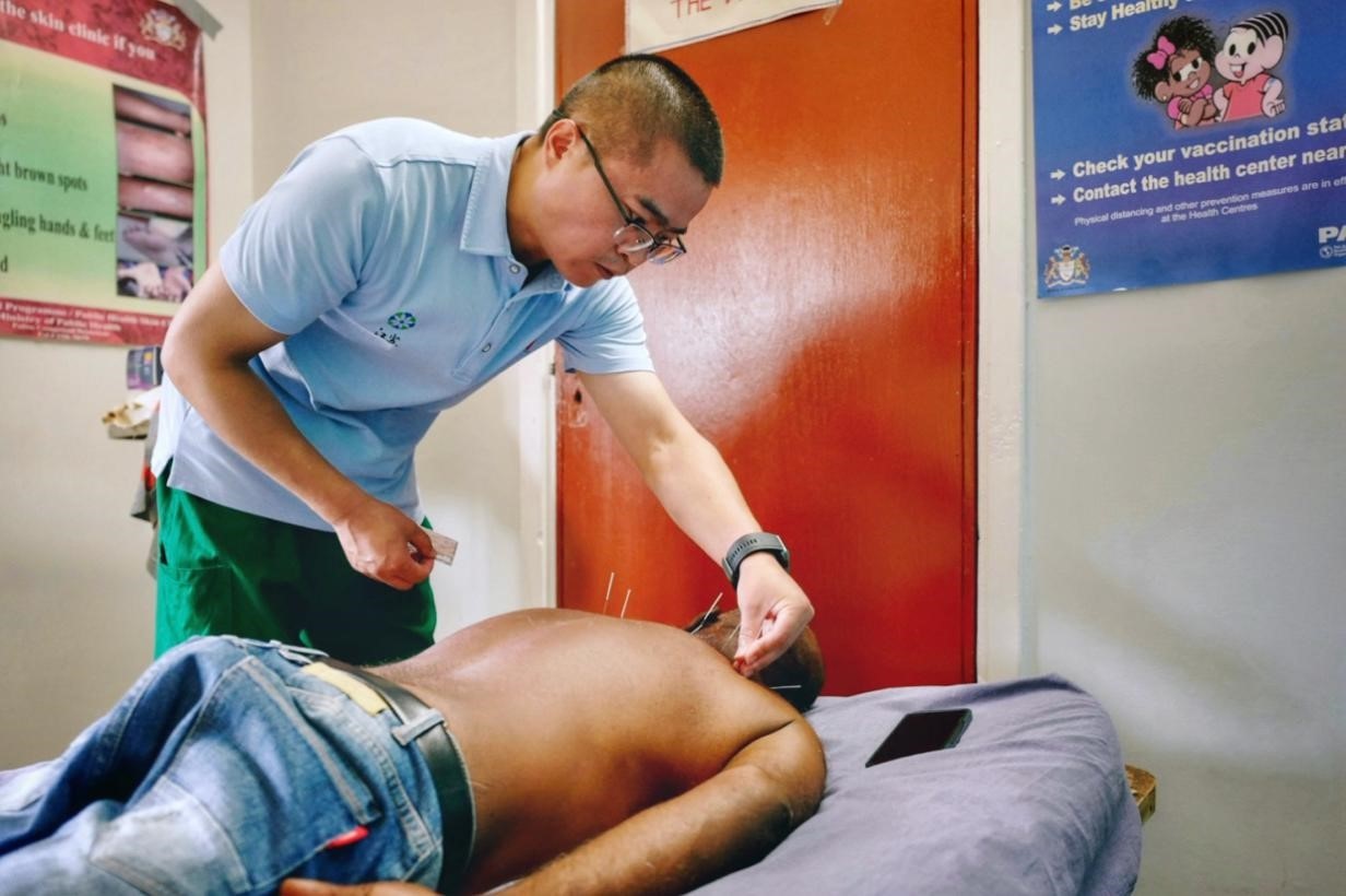 第20期中國（江蘇）援圭亞那醫(yī)療隊在圭偏遠(yuǎn)的林登高速社區(qū)開展義診。中國援圭醫(yī)療隊供圖