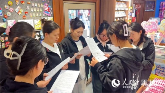 工會組織企業(yè)職工開展技能培訓(xùn)活動。人民網(wǎng)記者 張哲鑫攝